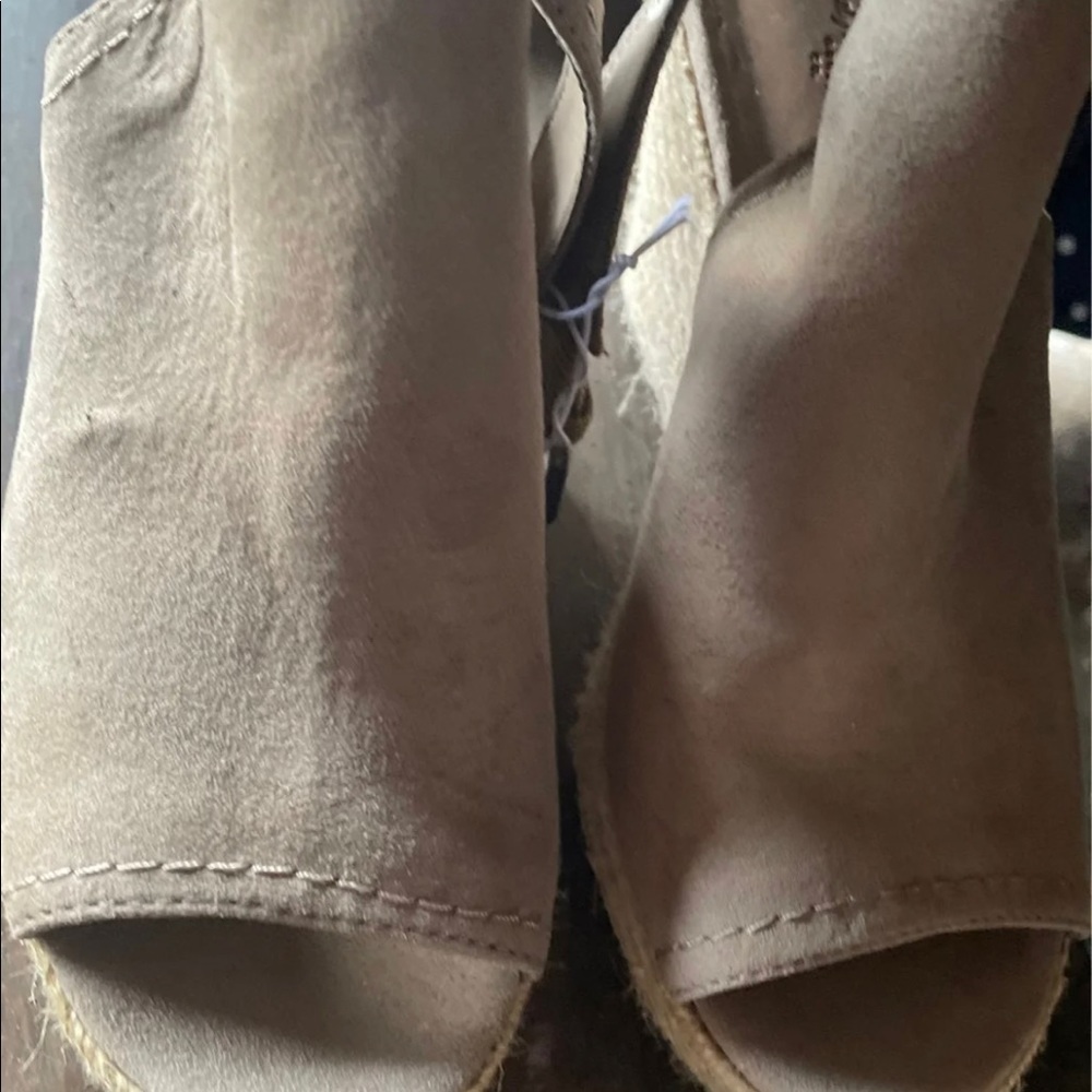 Universal threads taupe wedge open toe